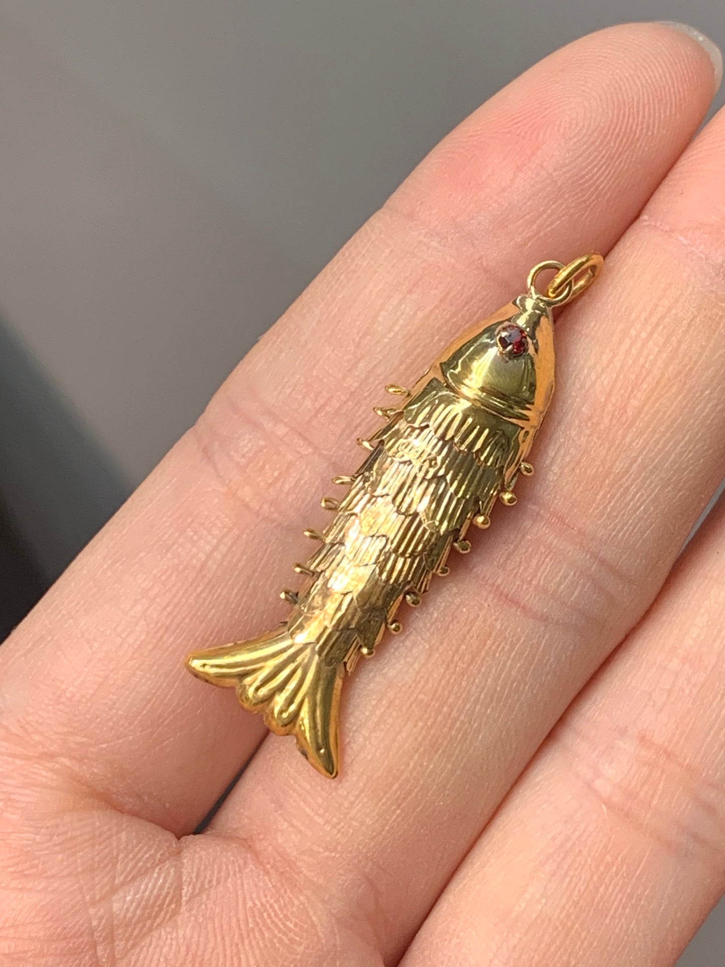 vintage Grand charme de poisson articulé en or 14 carats