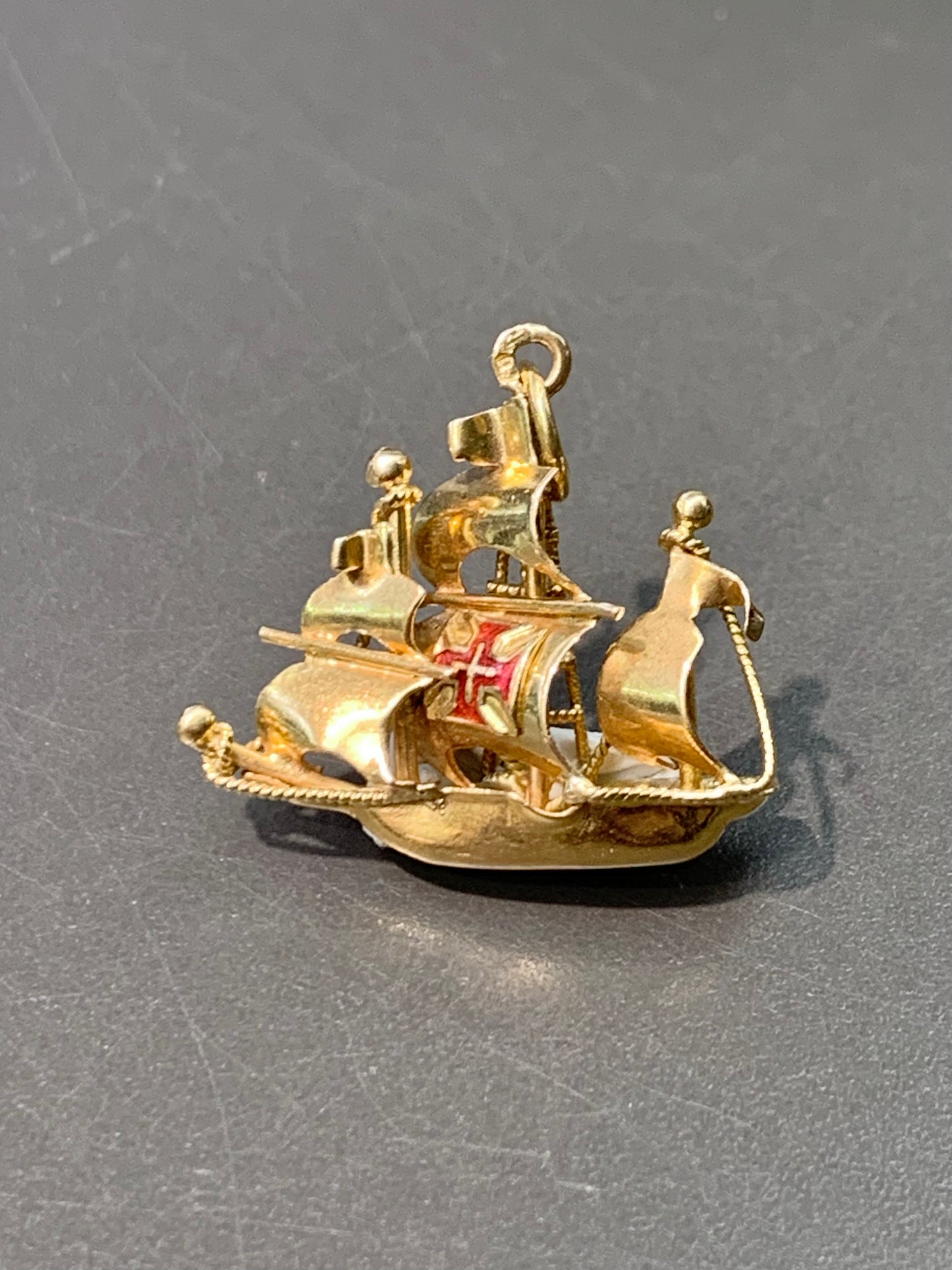 Breloque de bateau en émail en or jaune 14 carats vintage