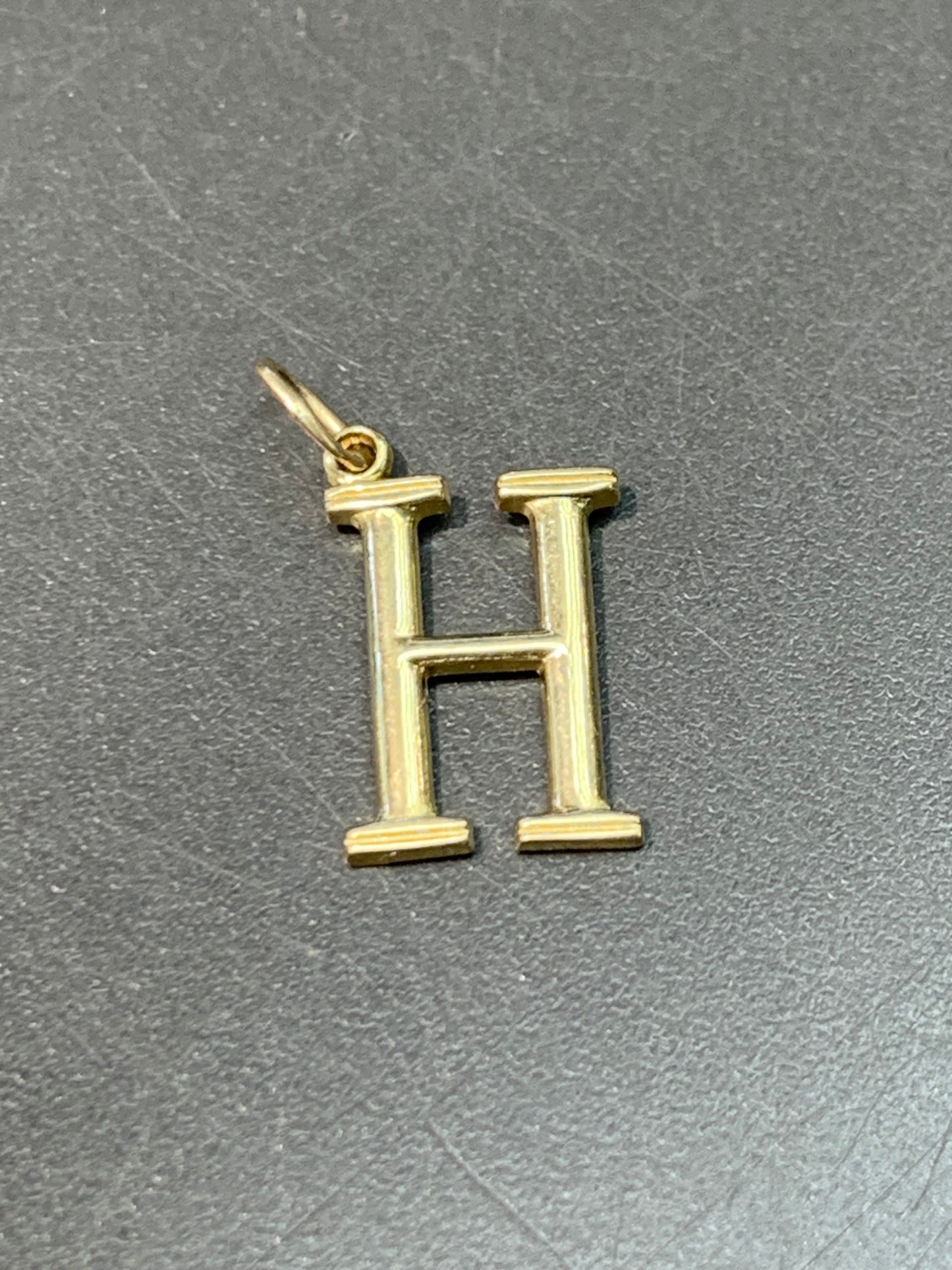 Breloque initiale « H » en or 14 carats