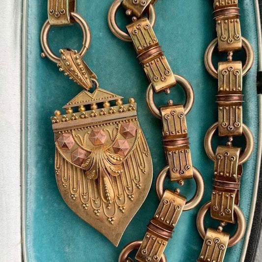 Collier avec pendentif en chaîne de livre avec médaillon en or 14 carats, style victorien étrusque antique