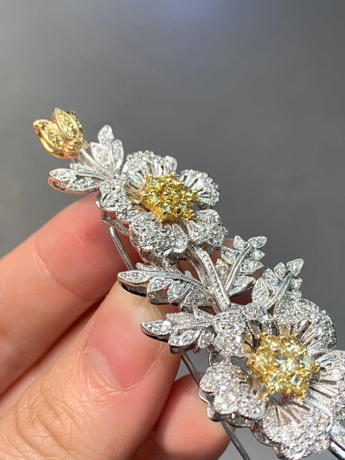 Broche à tige de fleur en grappe de diamants blancs et jaunes en or 18 carats vintage