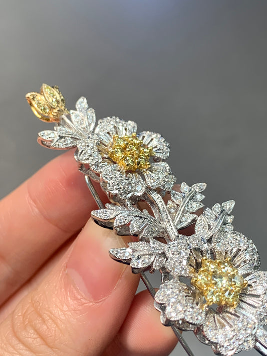 Broche à tige de fleur en grappe de diamants blancs et jaunes en or 18 carats vintage