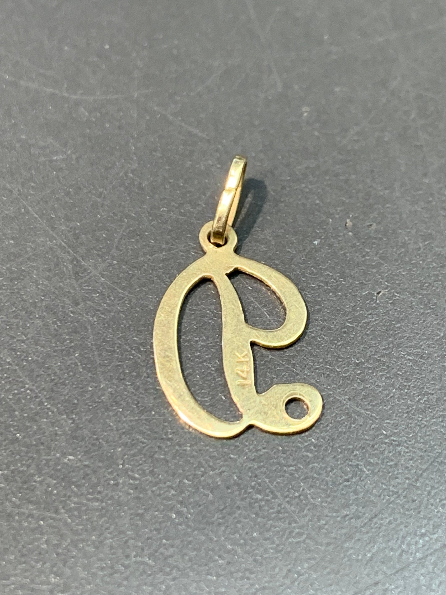 Charme initial cursif « D » vintage en or 14 carats