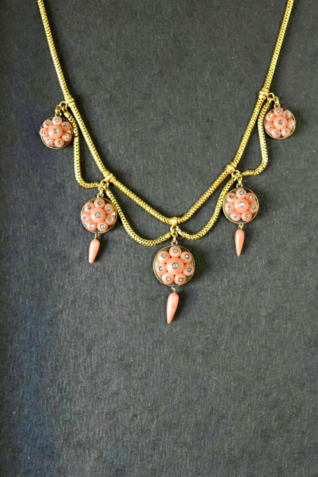 Collier feston victorien en or 15 carats avec corail naturel et diamants.