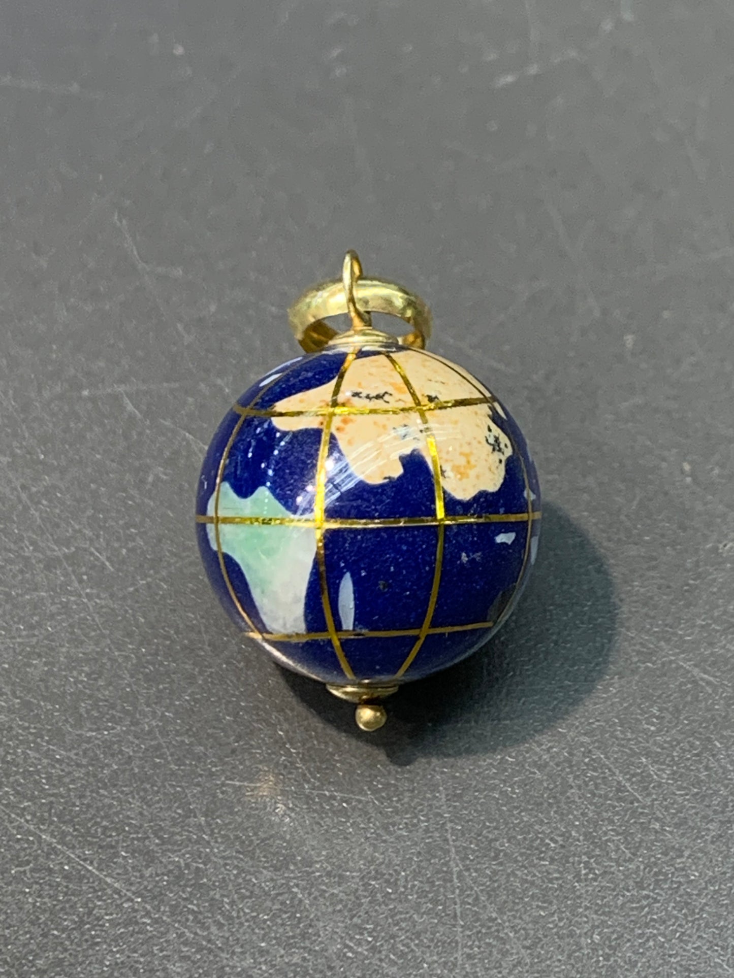 Breloque globe en nacre gonflée en or 14 carats vintage