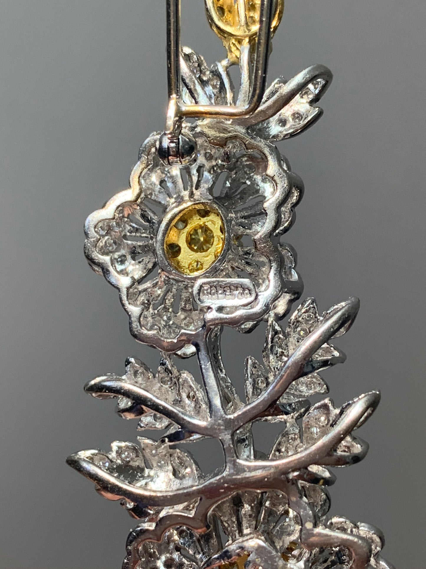 Broche à tige de fleur en grappe de diamants blancs et jaunes en or 18 carats vintage