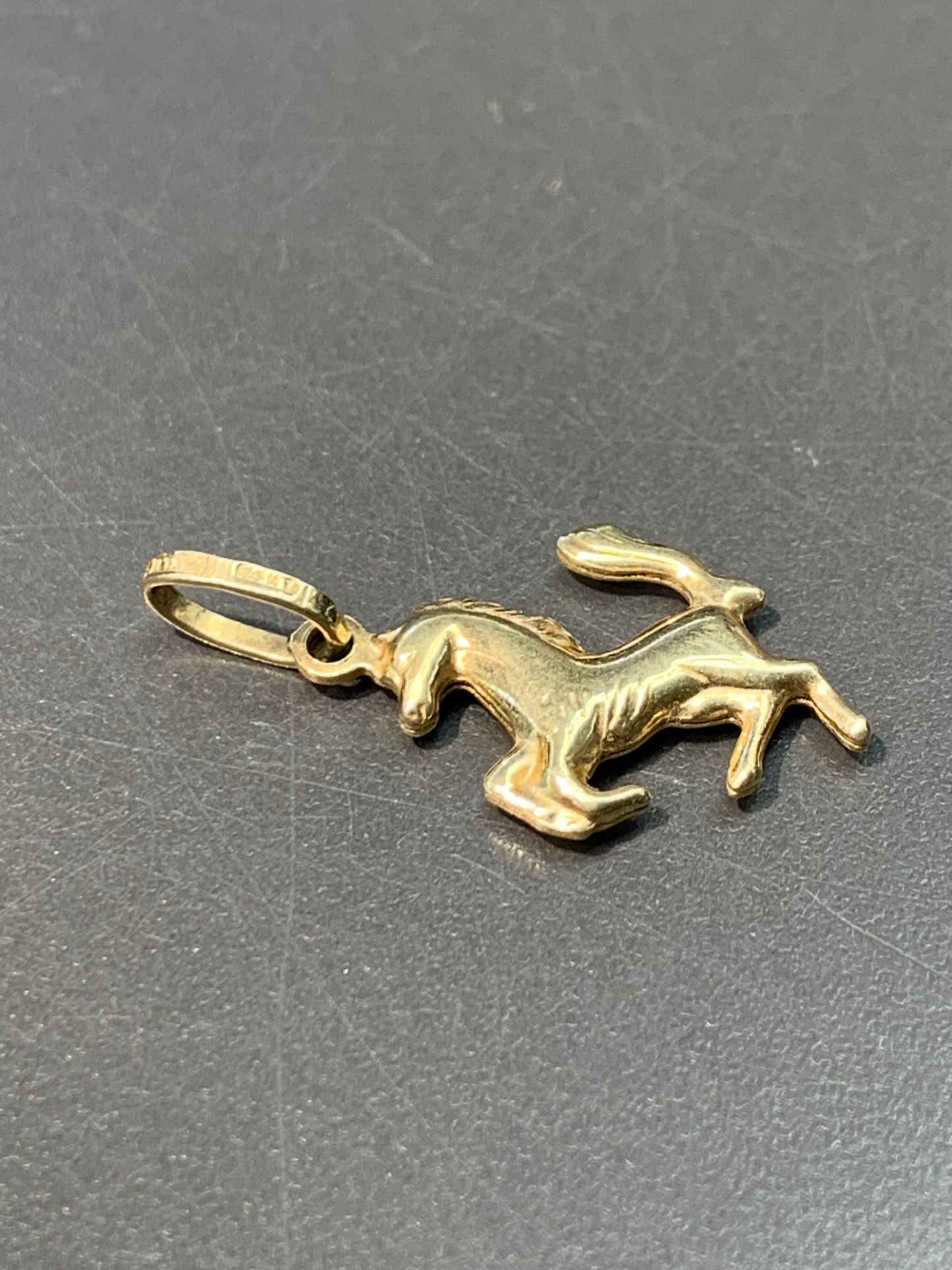 Breloque cheval gonflé vintage en or 14 carats