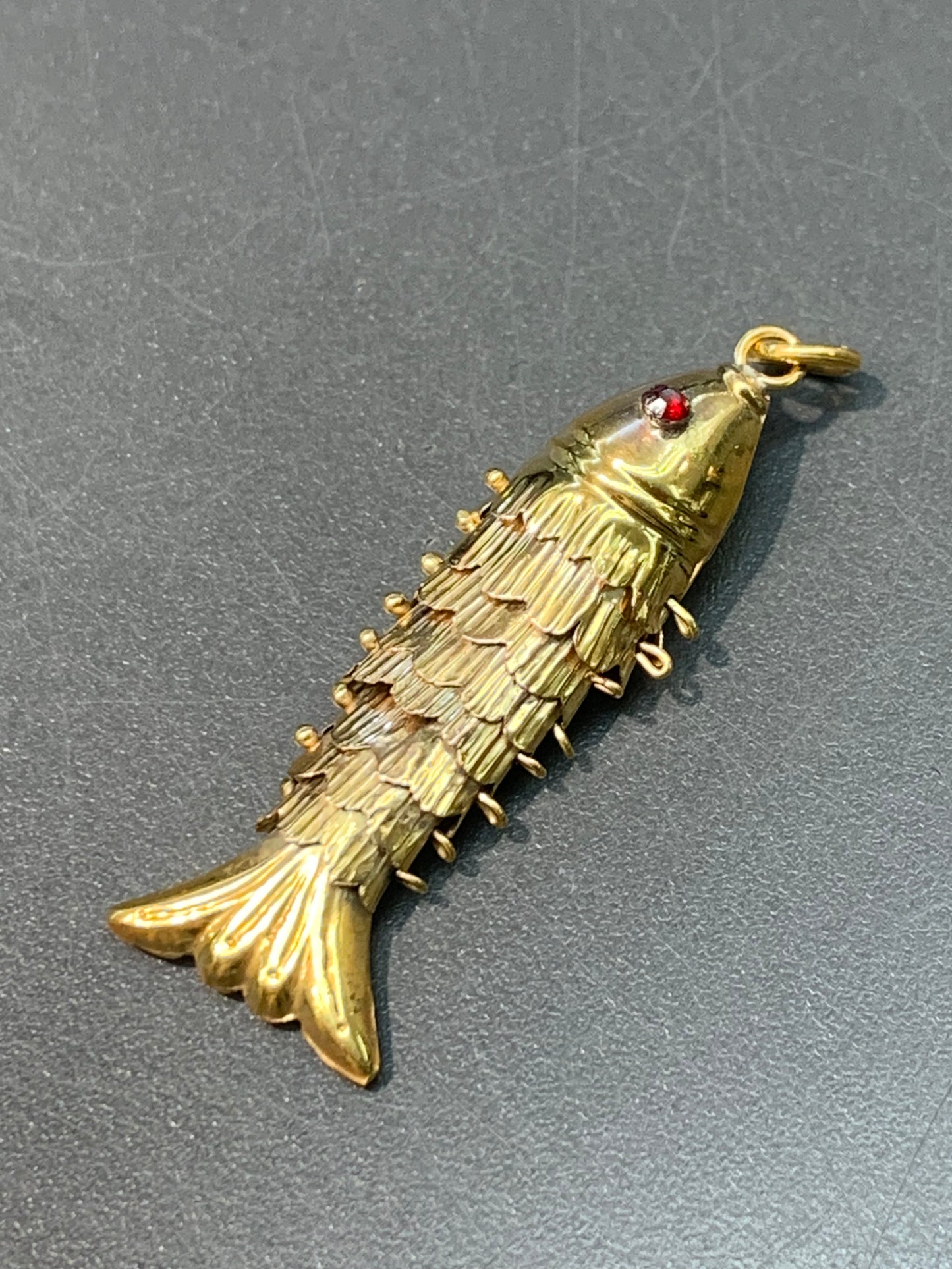 vintage Grand charme de poisson articulé en or 14 carats