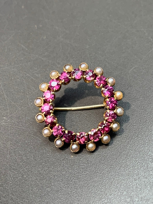 Broche victorienne en or 14 carats avec rubis et perles à cercle ouvert