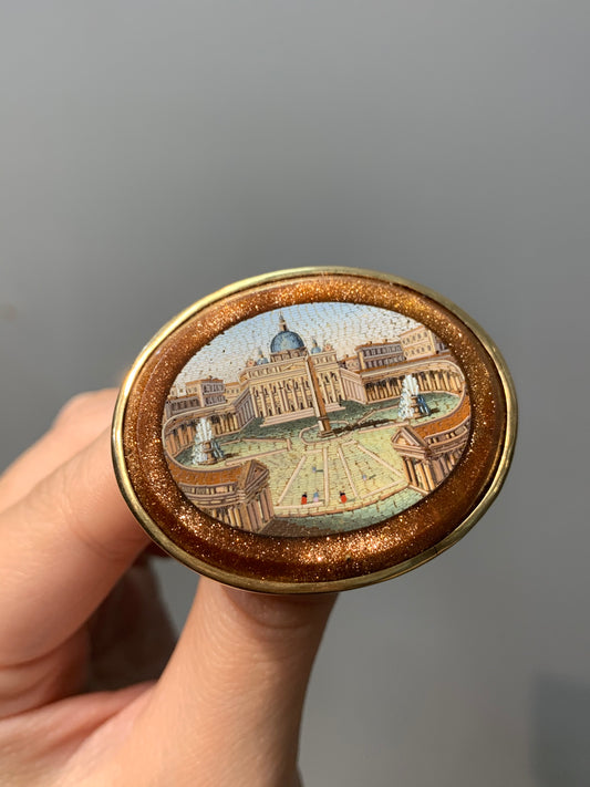 Broche ovale antique en micro mosaïque de la place Saint-Pierre en or 14 carats de la Cité du Vatican