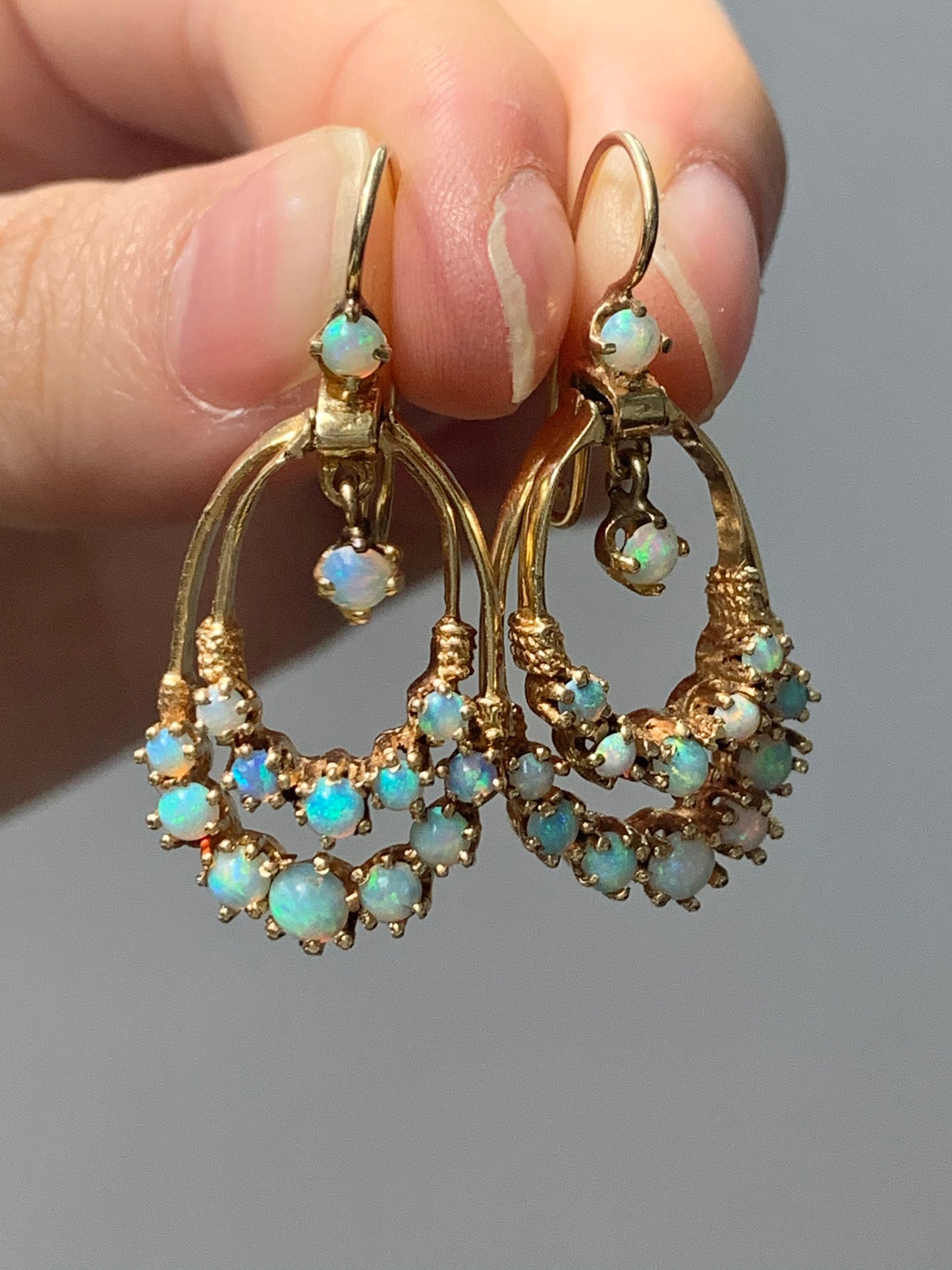 Boucles d'oreilles victoriennes en or 14 carats avec opale articulée