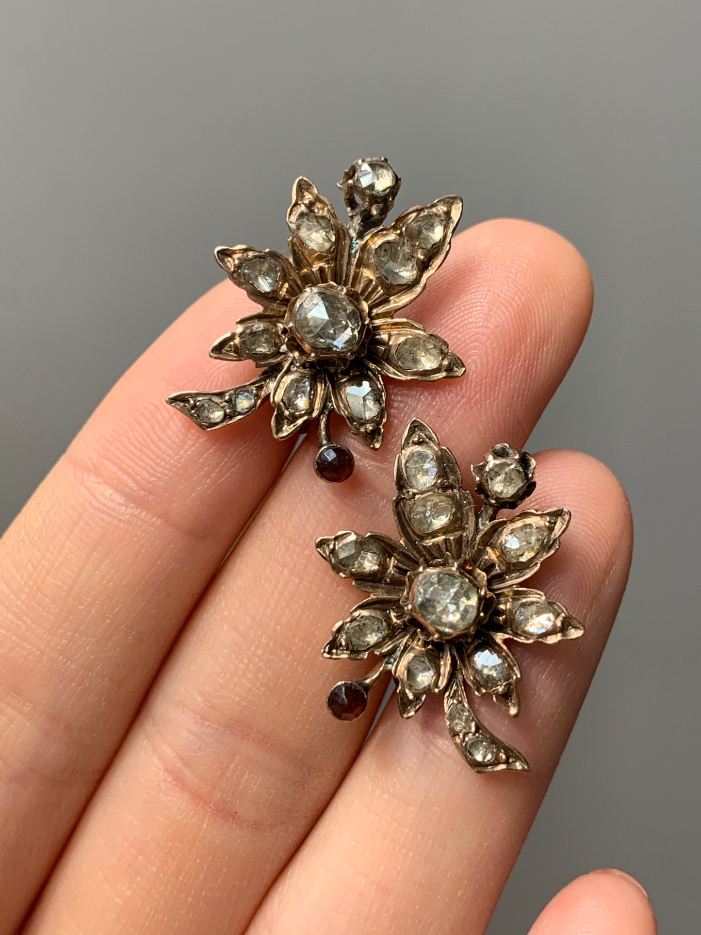 Boucle d'oreille victorienne en or 14 carats avec diamant taille rose et grenat à facettes feuille d'érable