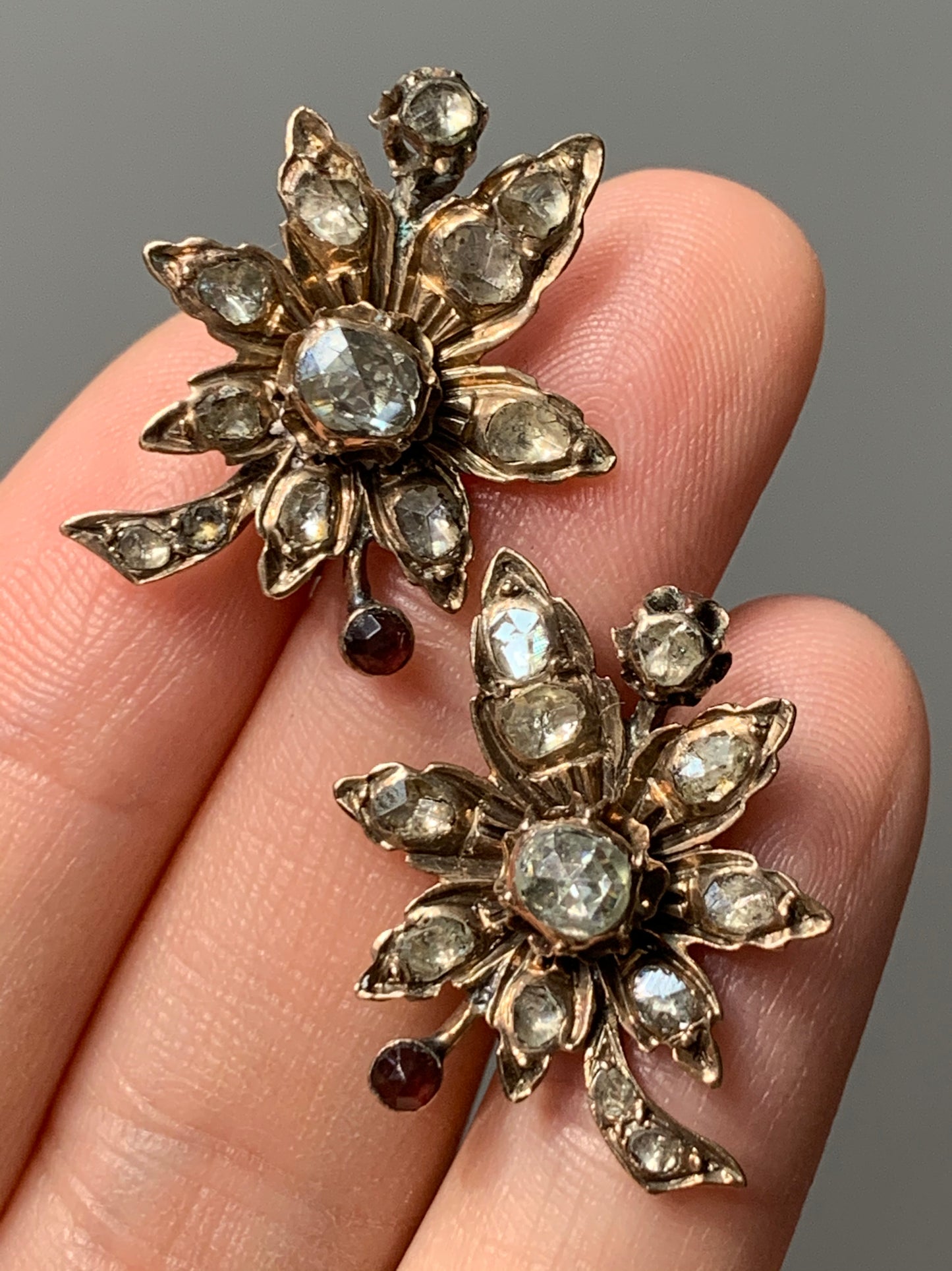 Boucle d'oreille victorienne en or 14 carats avec diamant taille rose et grenat à facettes feuille d'érable