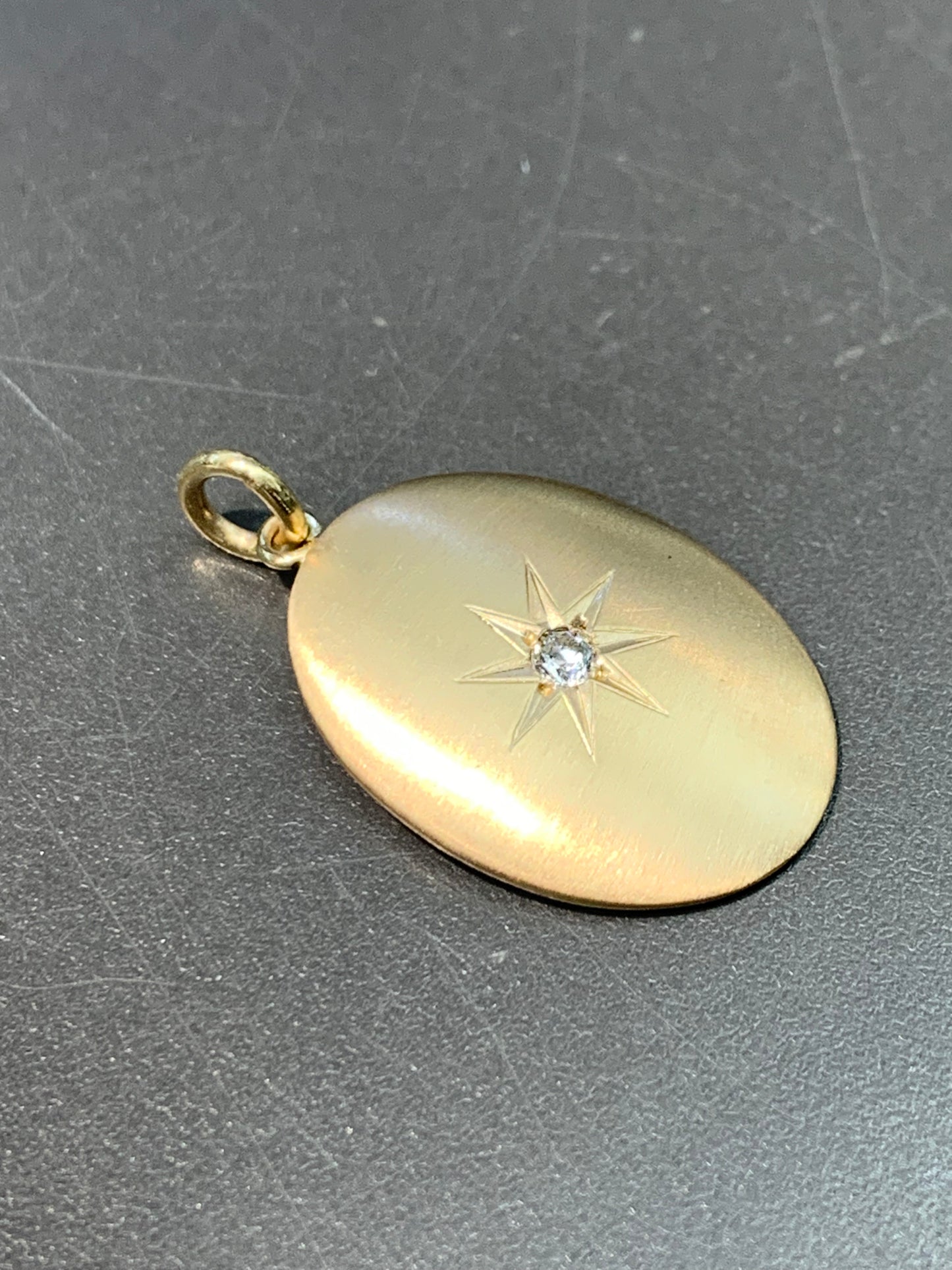 Pendentif à breloque médaillon vintage en or 14 carats en forme d'étoile éclatée