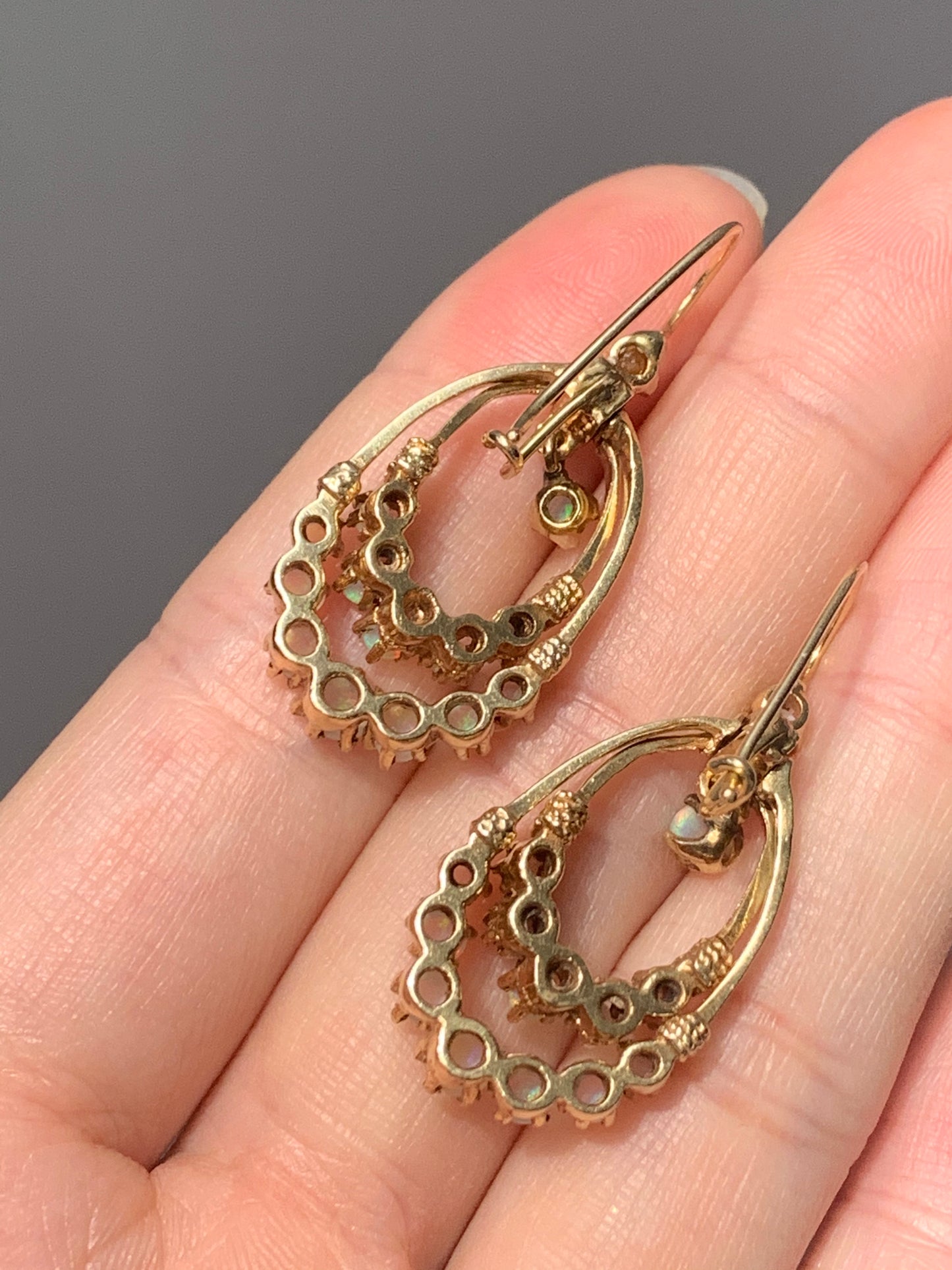 Boucles d'oreilles victoriennes en or 14 carats avec opale articulée