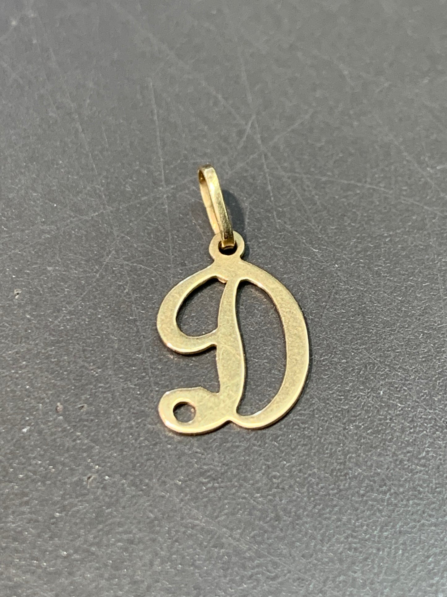 Charme initial cursif « D » vintage en or 14 carats