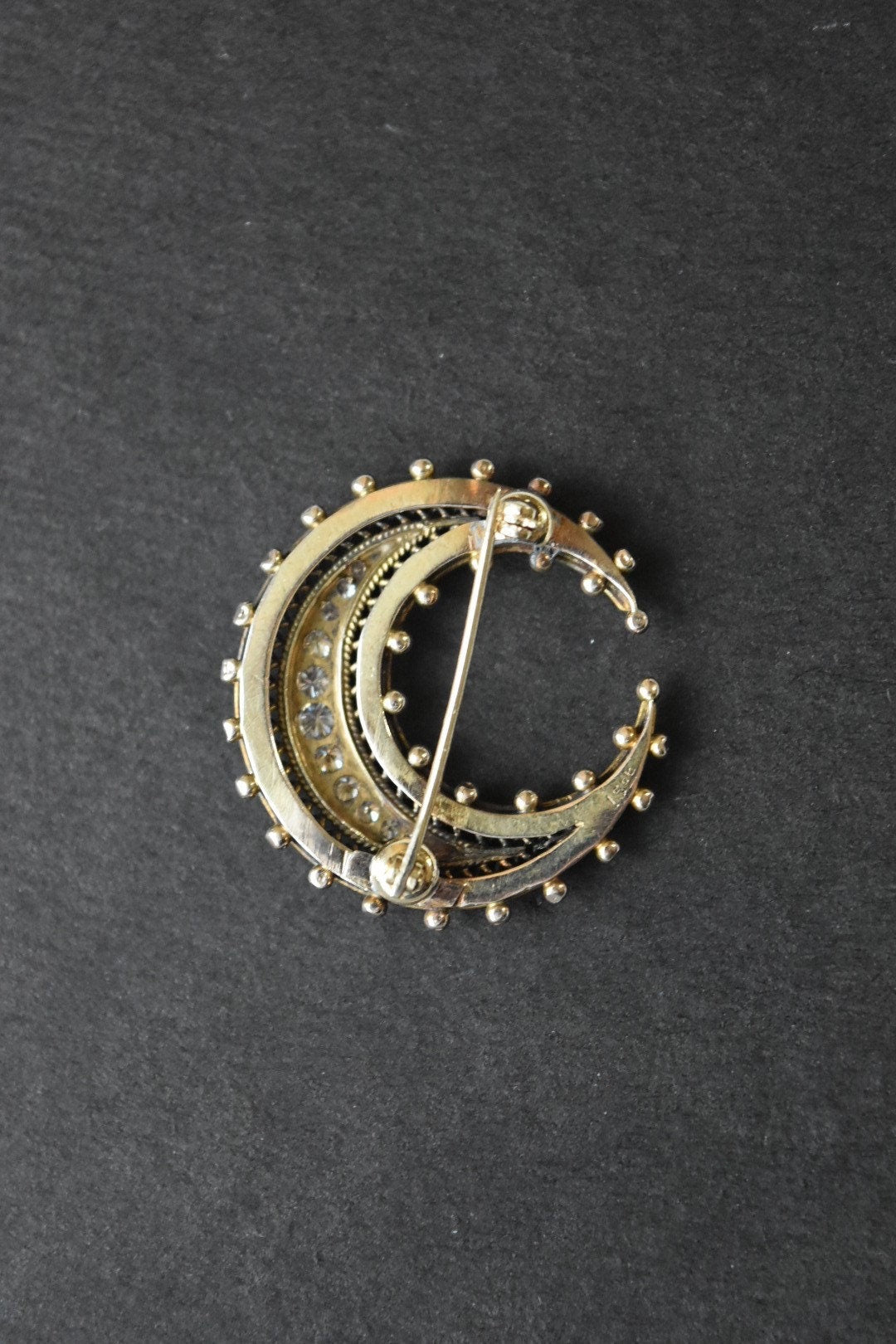 Broche victorienne en forme de croissant de diamant taille ancienne en or 15 carats