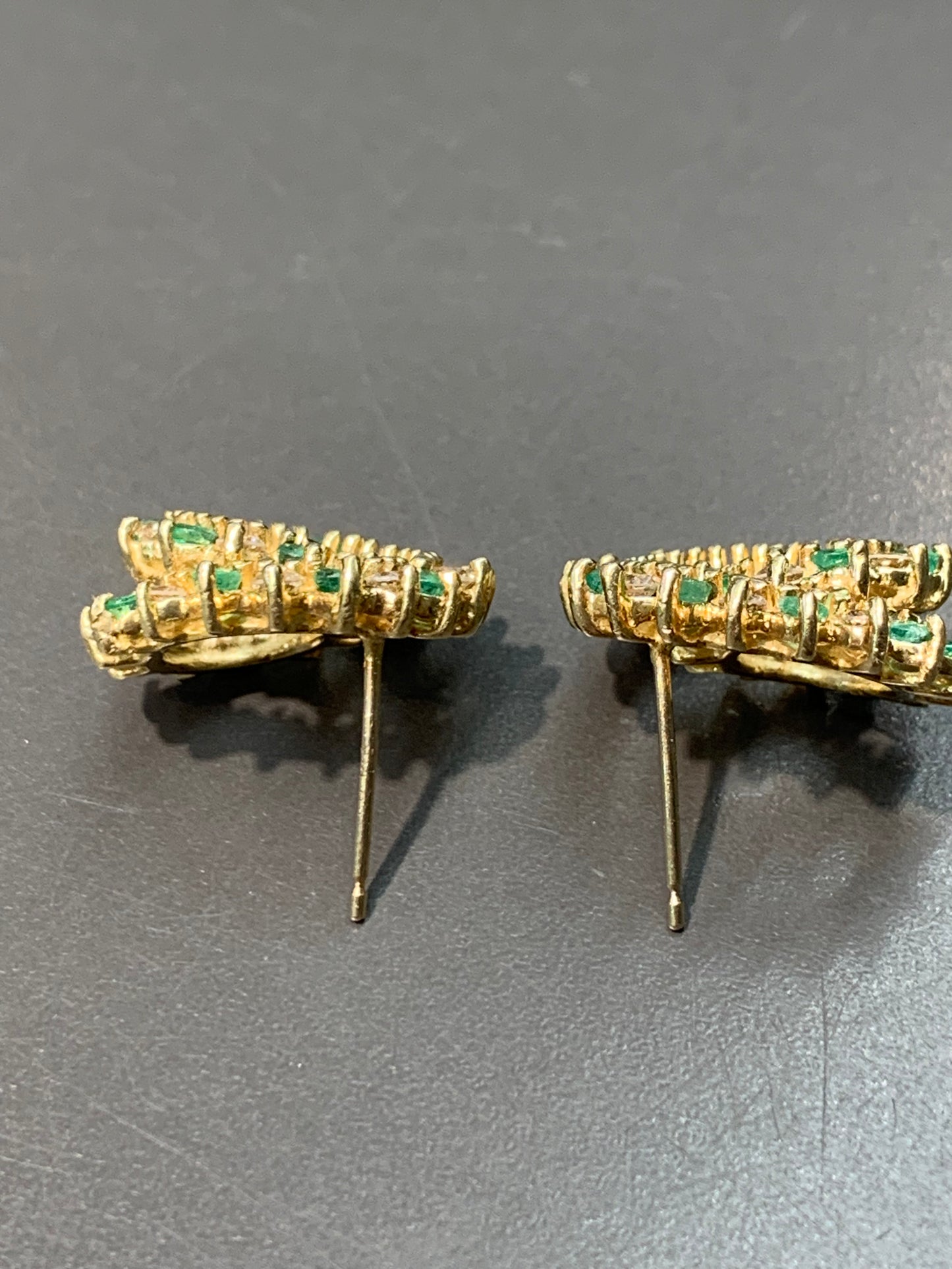 复古 14K 金绿宝石和钻石螺旋阶梯耳环