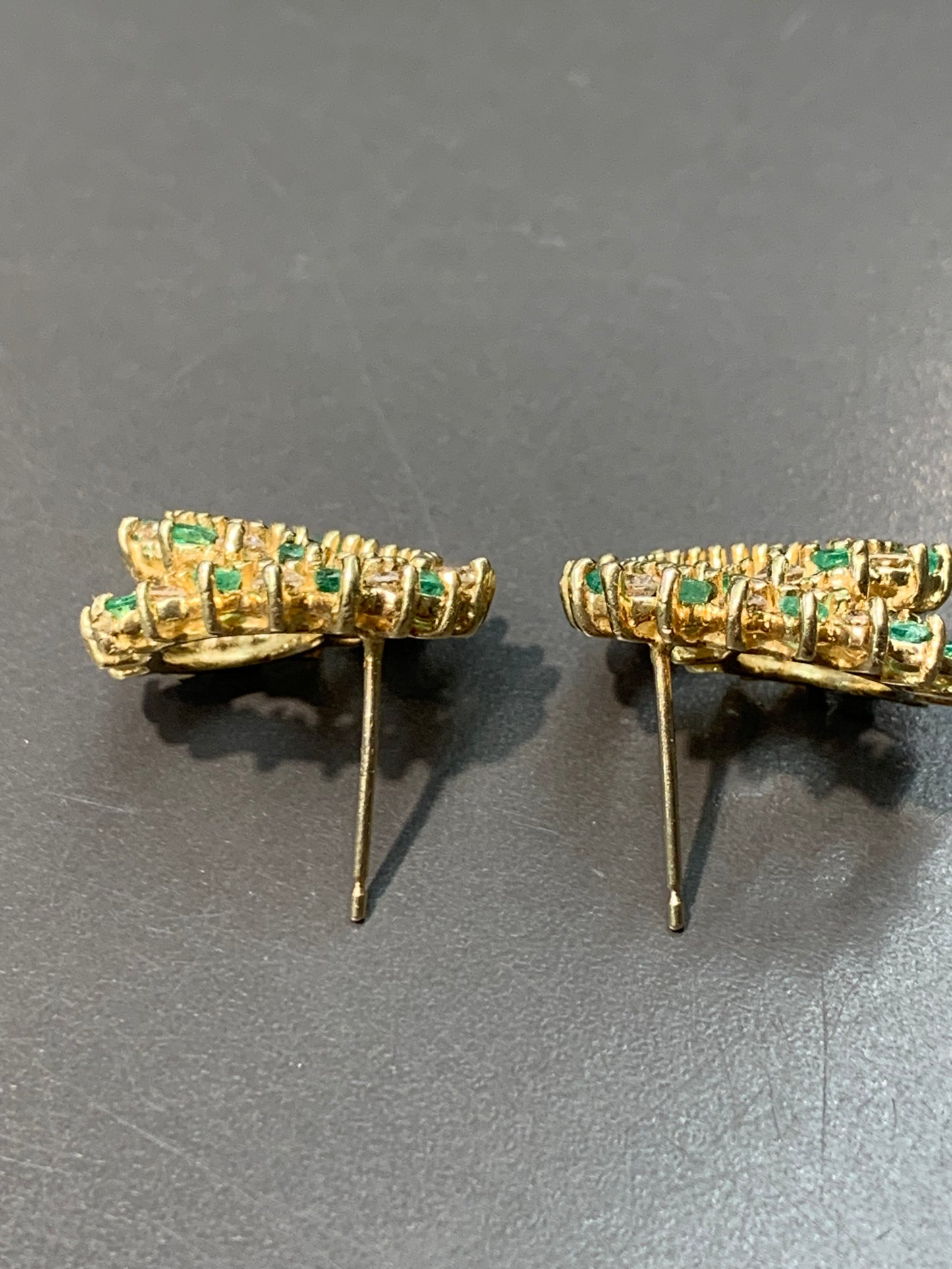 Boucle d'oreille vintage en or 14 carats avec émeraude et diamant en colimaçon