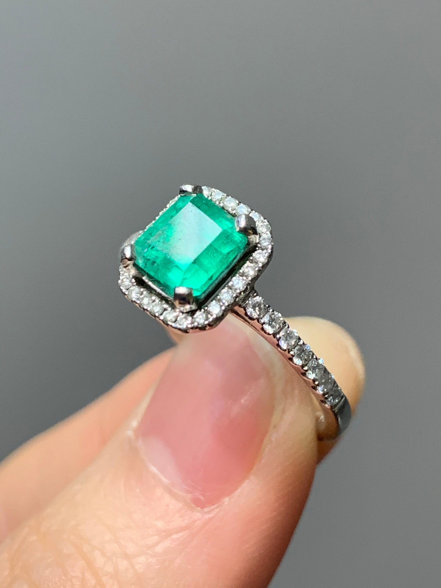 Bague émeraude colombienne en platine taille émeraude et halo de diamants taille 6