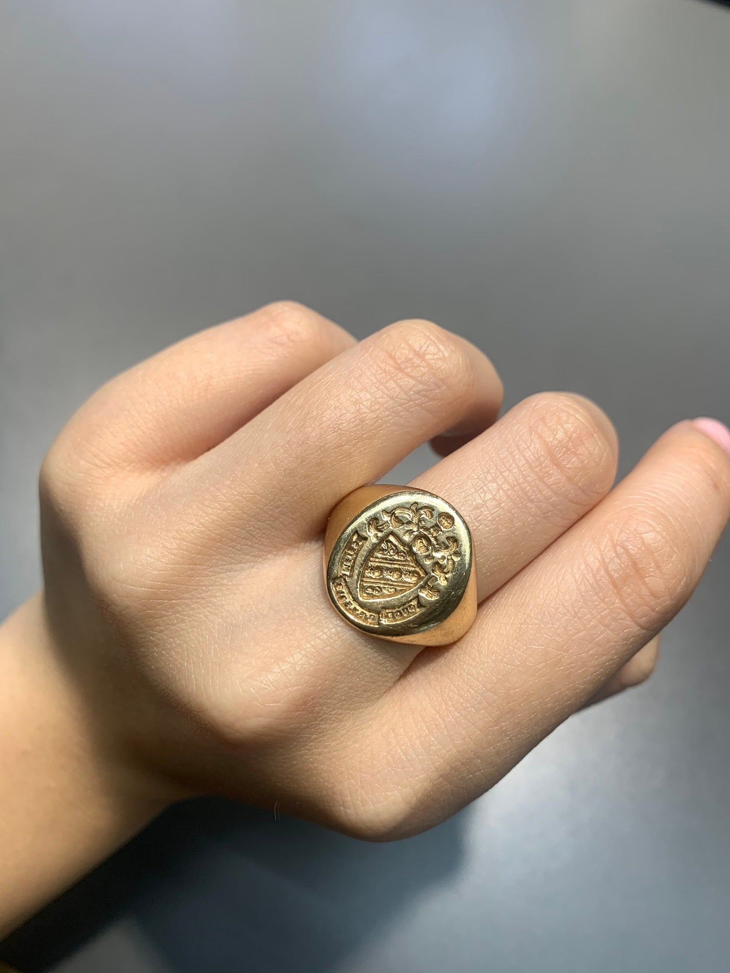 Bague chevalière vintage en or jaune 14 carats avec chevalier et bouclier