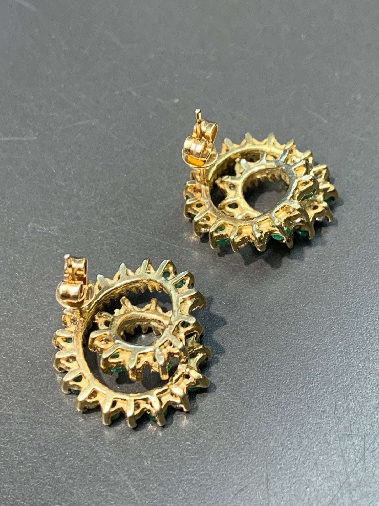 Boucle d'oreille vintage en or 14 carats avec émeraude et diamant en colimaçon