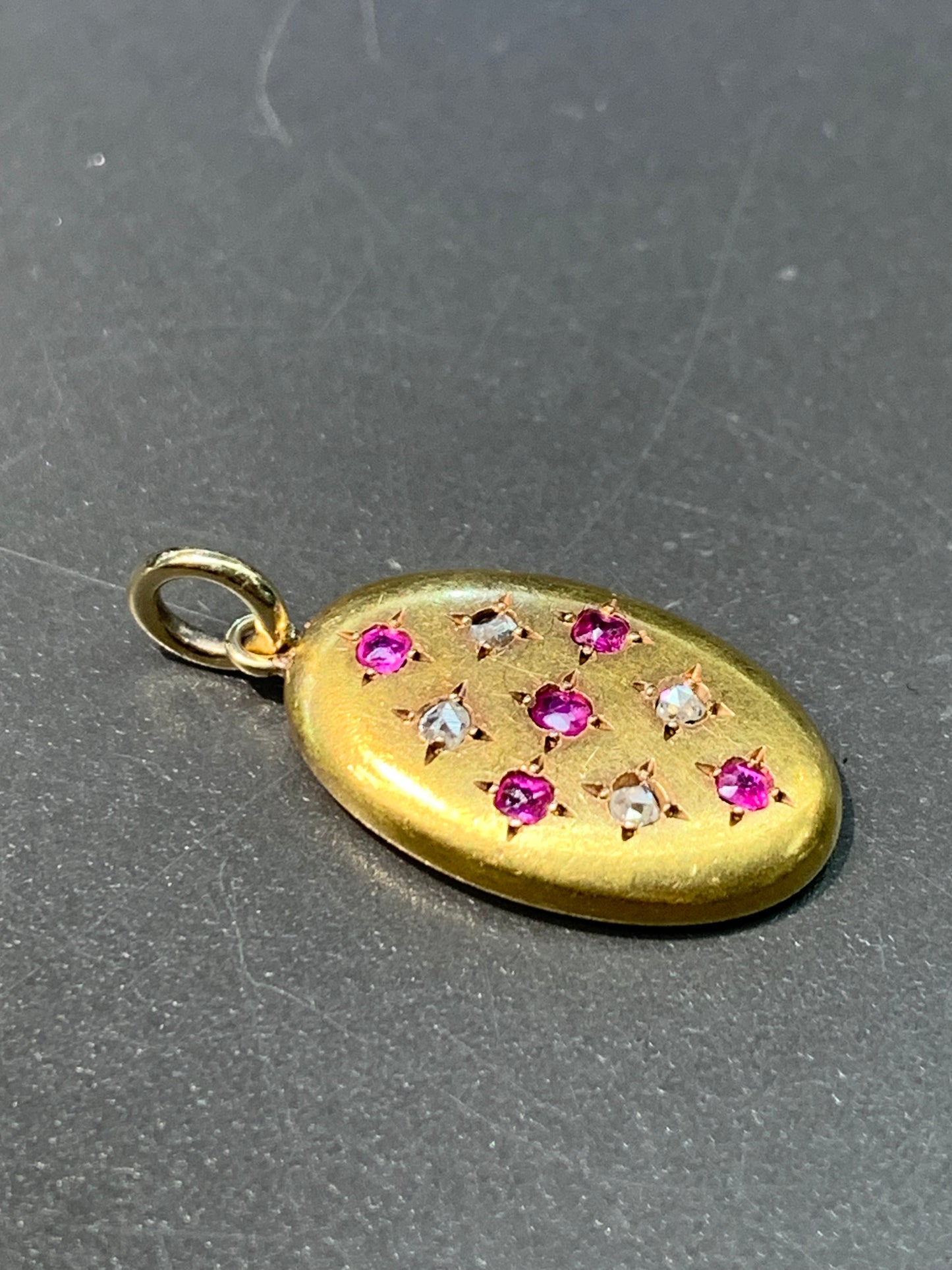 Pendentif charme victorien français en or 18 carats rubis et diamants