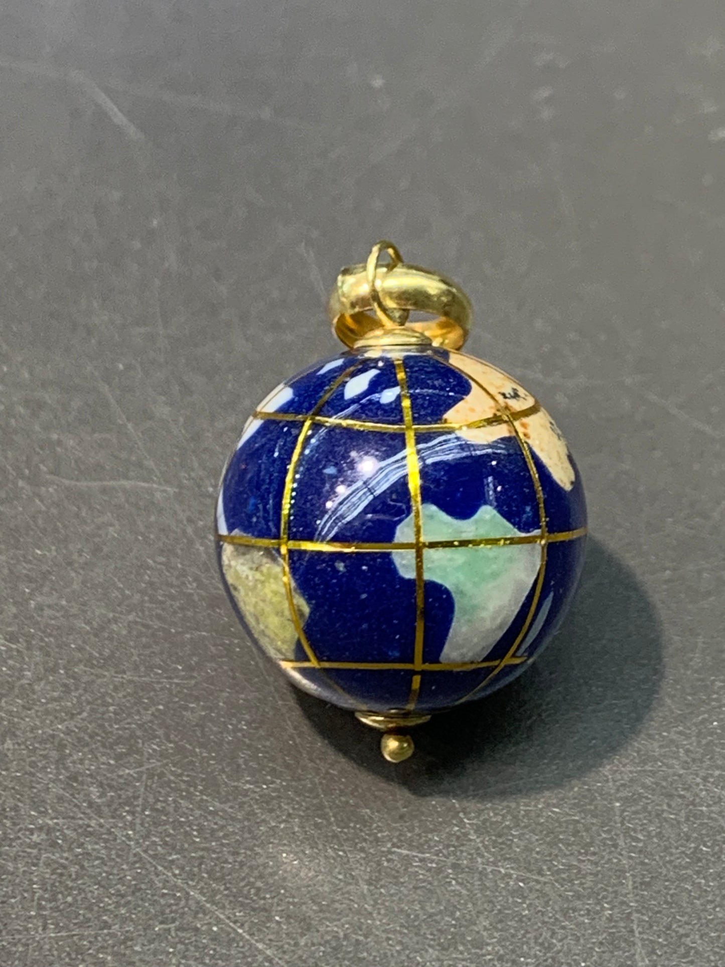 Breloque globe en nacre gonflée en or 14 carats vintage