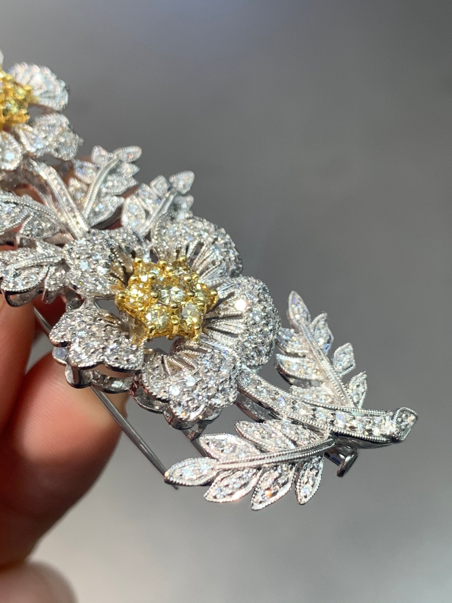 Broche à tige de fleur en grappe de diamants blancs et jaunes en or 18 carats vintage