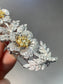 Broche à tige de fleur en grappe de diamants blancs et jaunes en or 18 carats vintage