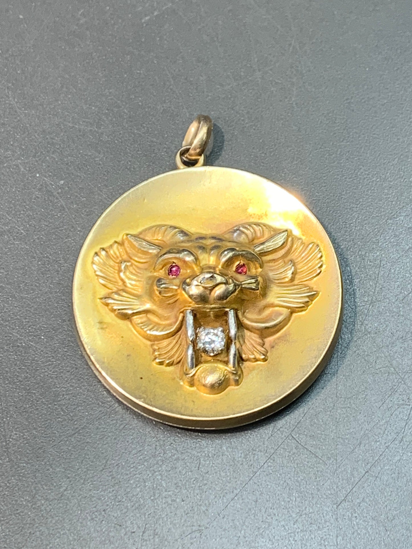 Pendentif antique en or 10 carats avec diamant et rubis tête de lion