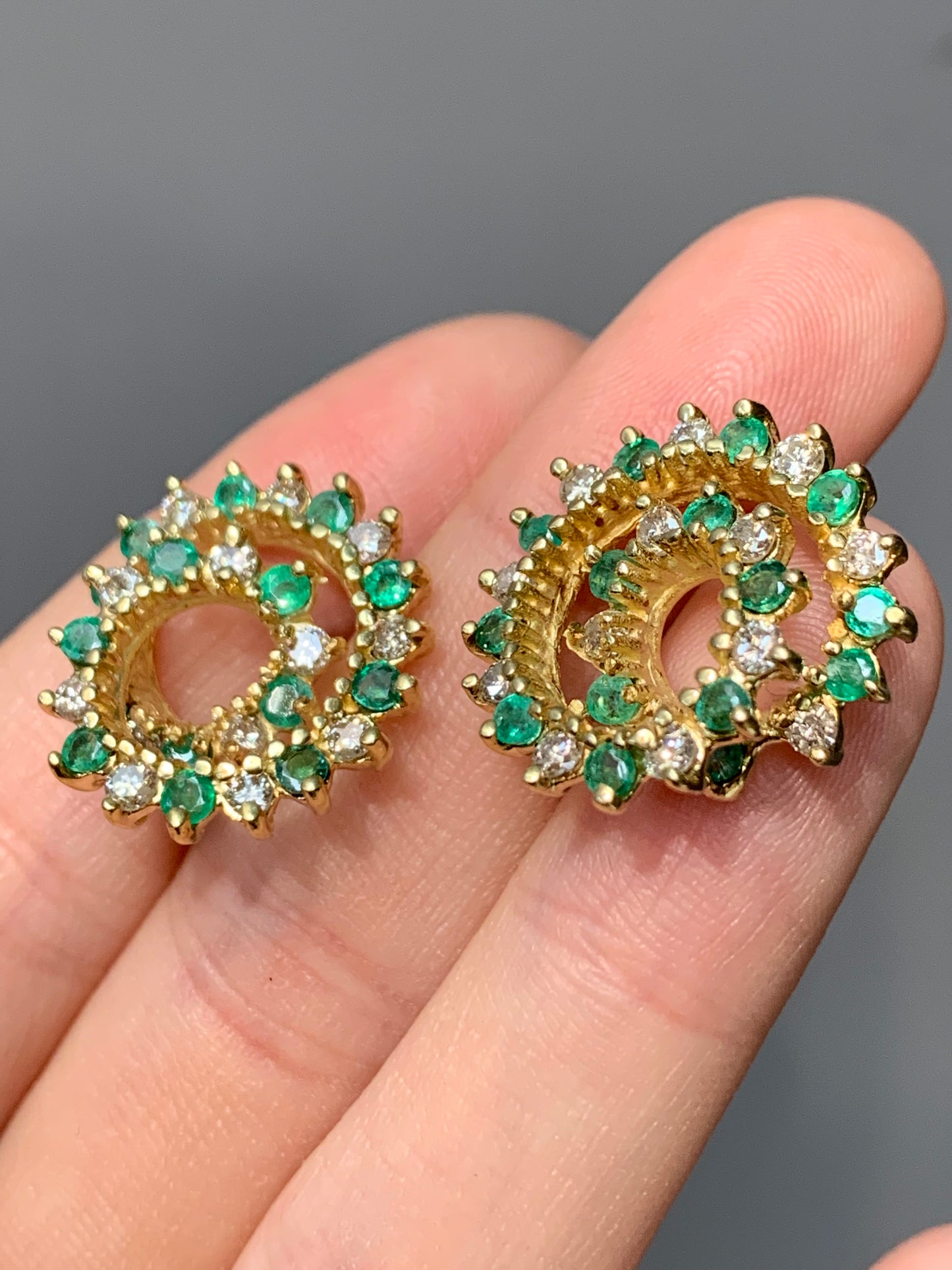 Boucle d'oreille vintage en or 14 carats avec émeraude et diamant en colimaçon