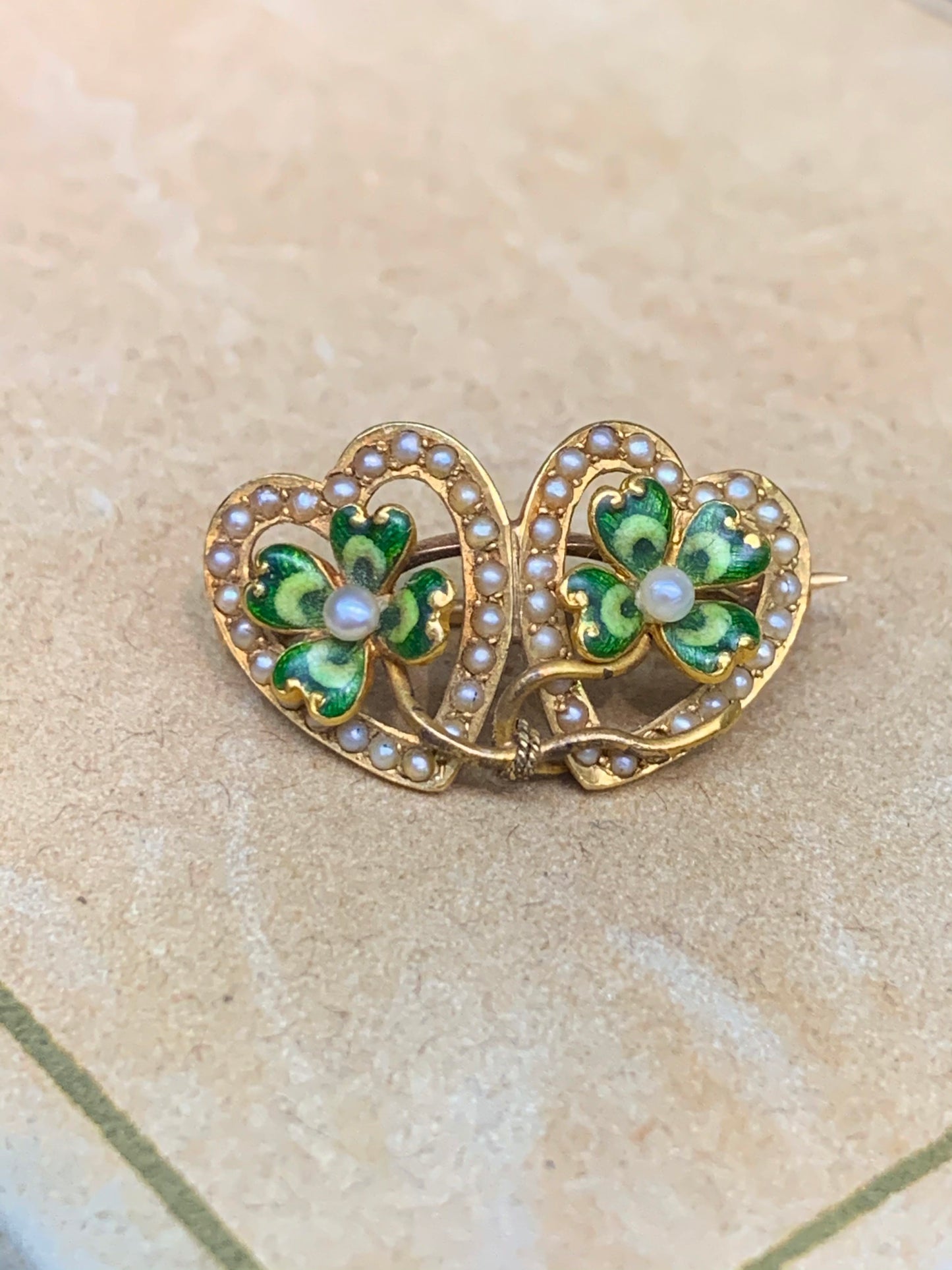 Art Nouveau 14K Gold Krementz &amp; Co. Broche double cœur et perle de graines de trèfle émaillée