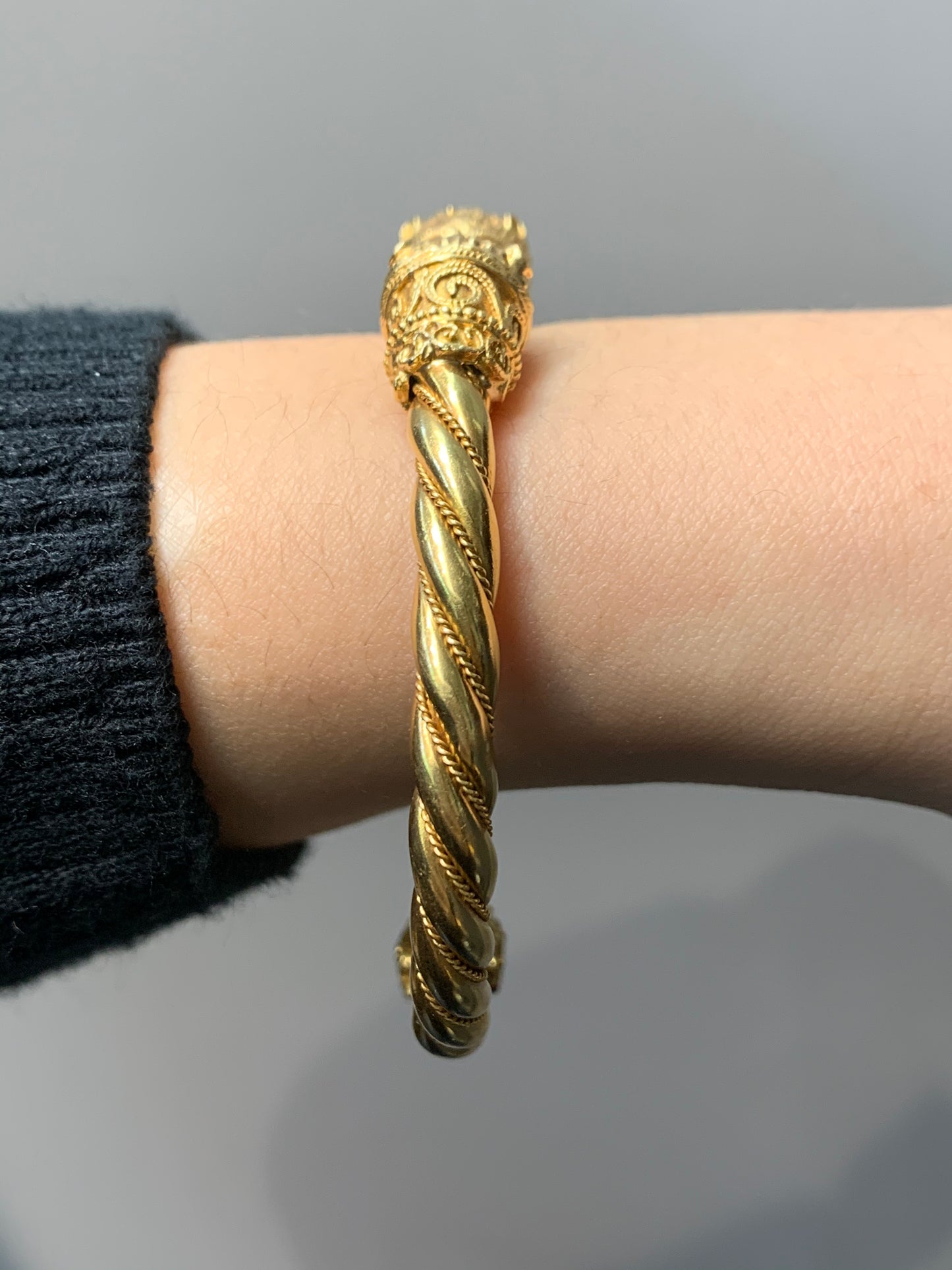 Bracelet à charnière double tête de lion vintage en or 18 carats