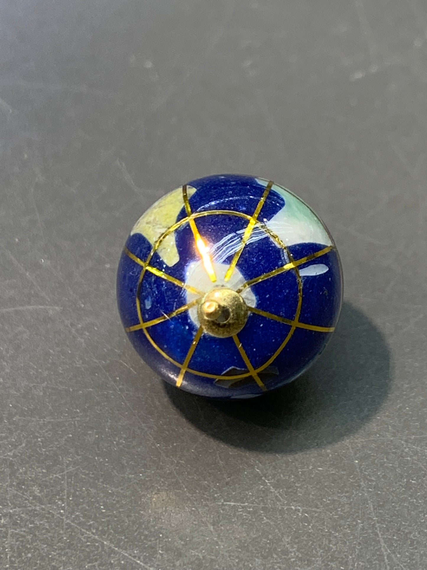 Breloque globe en nacre gonflée en or 14 carats vintage