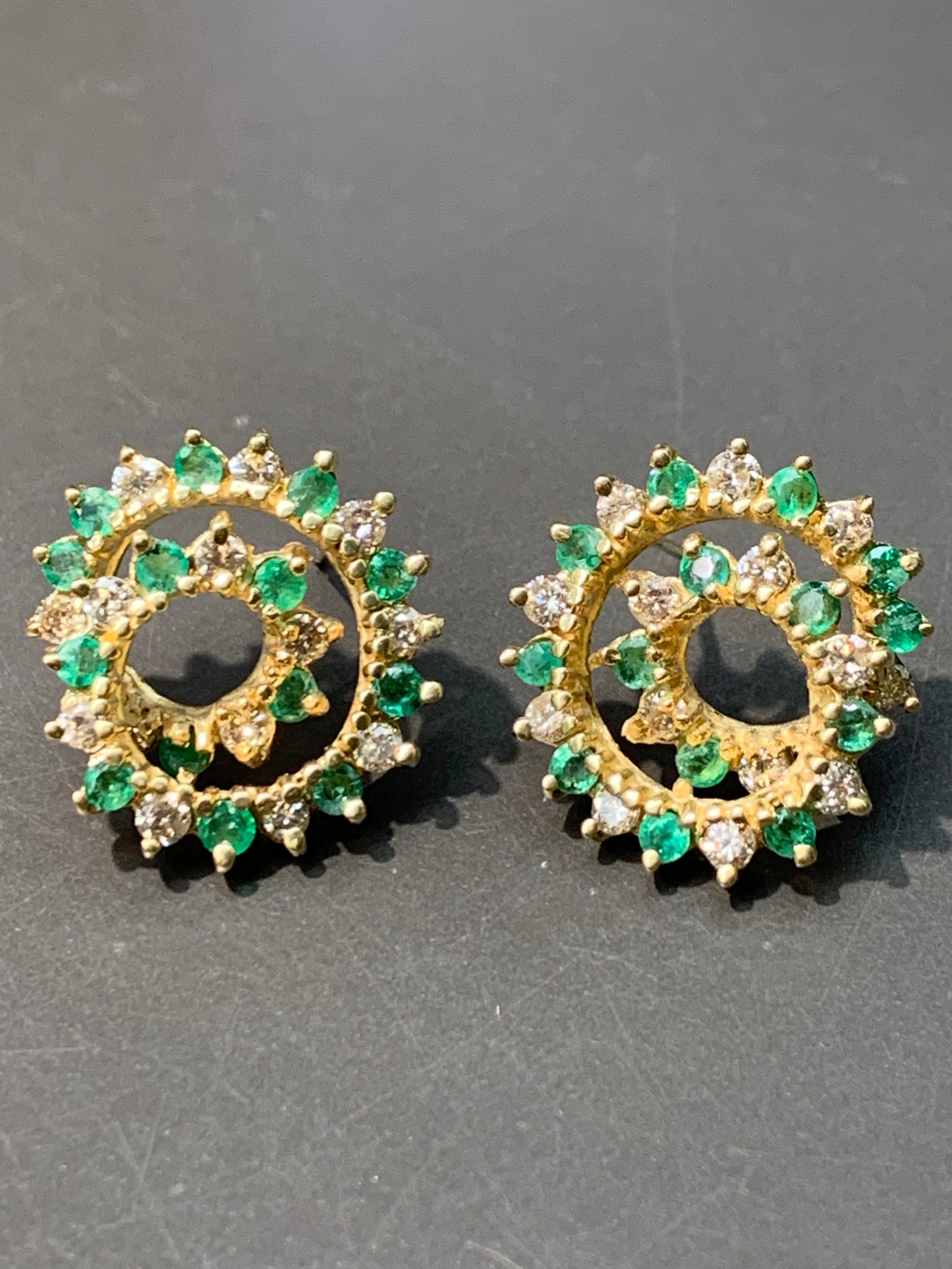 Boucle d'oreille vintage en or 14 carats avec émeraude et diamant en colimaçon