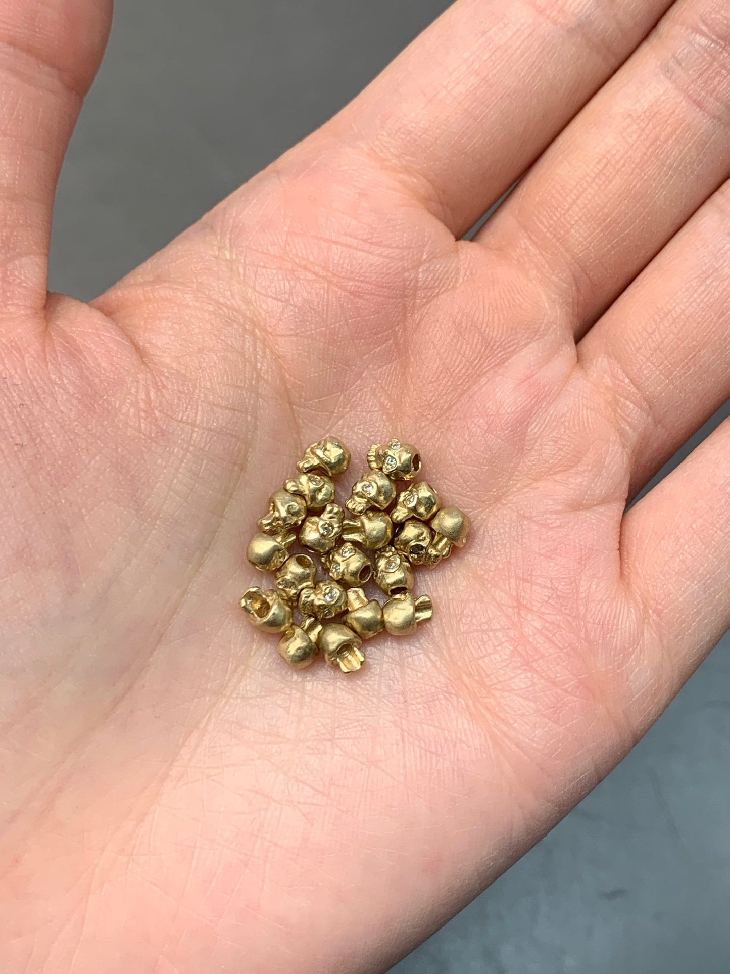 Perles de tête de crâne en diamant massif en or 14 carats