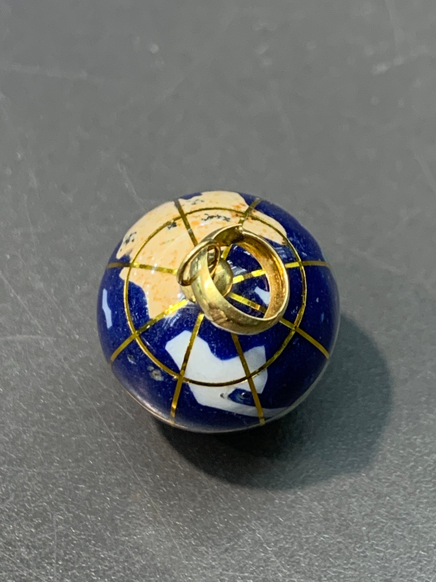 Breloque globe en nacre gonflée en or 14 carats vintage