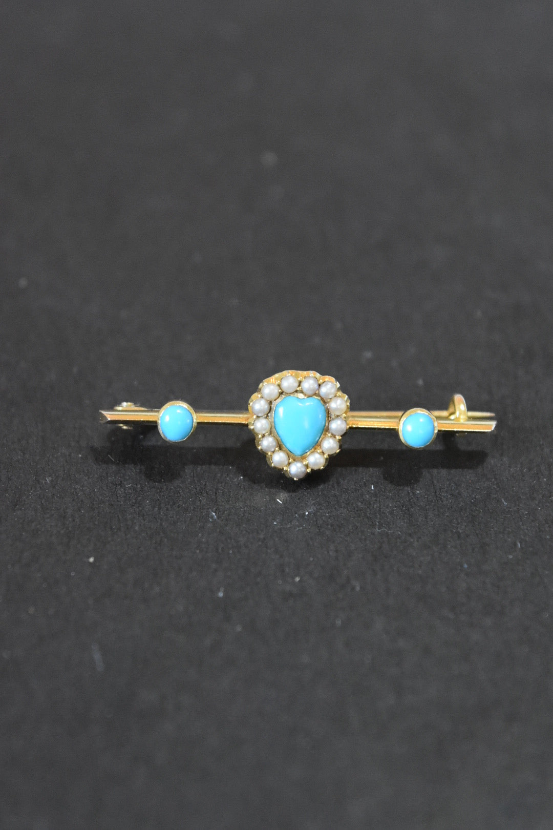 Broche victorienne en forme de cœur en turquoise naturelle et perles de graines 15 carats