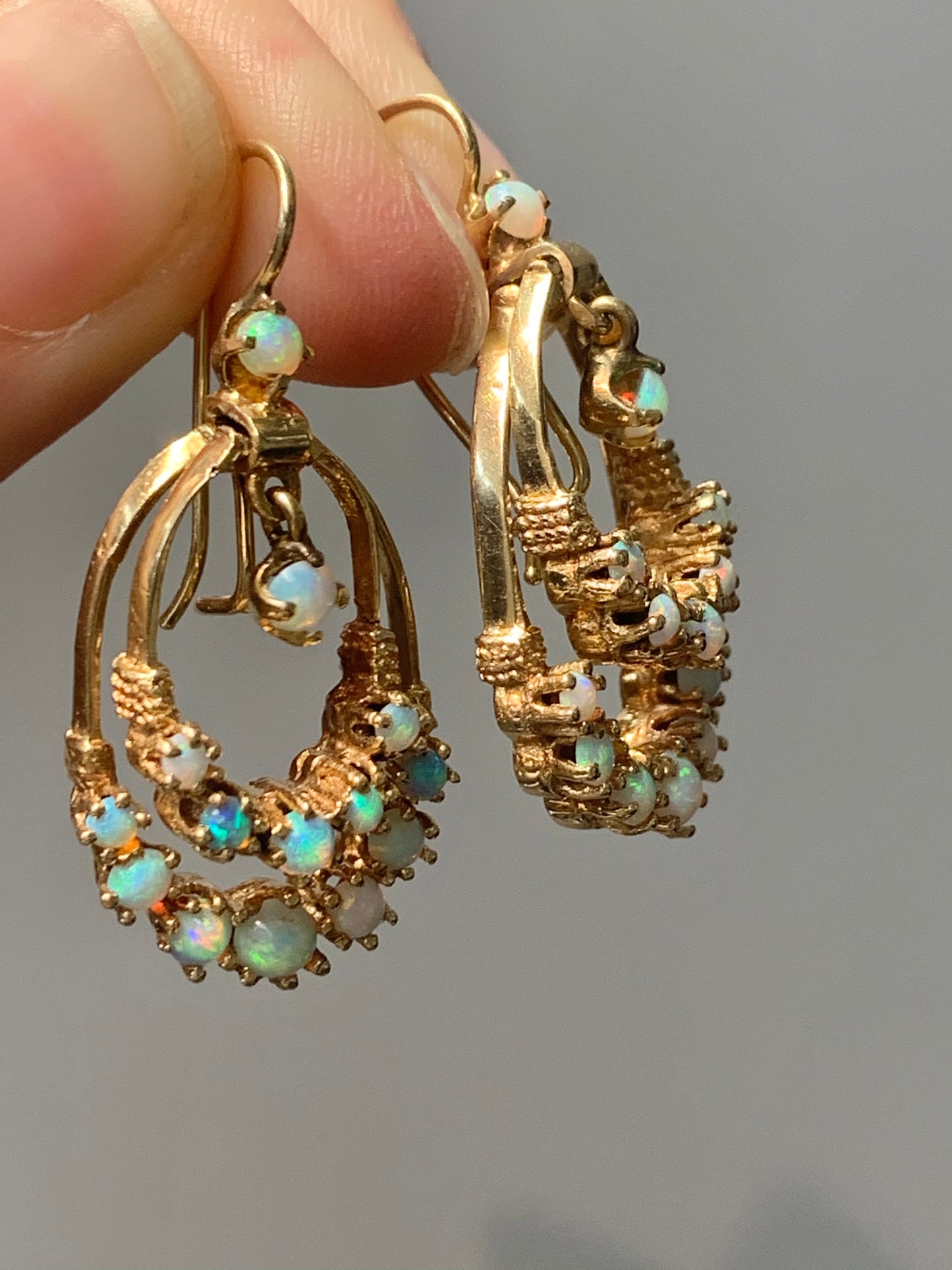 Boucles d'oreilles victoriennes en or 14 carats avec opale articulée