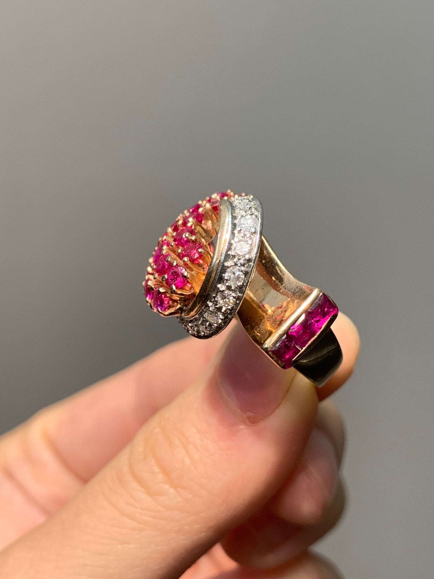 Bague rétro à nœud bicolore rubis et diamant 14 carats