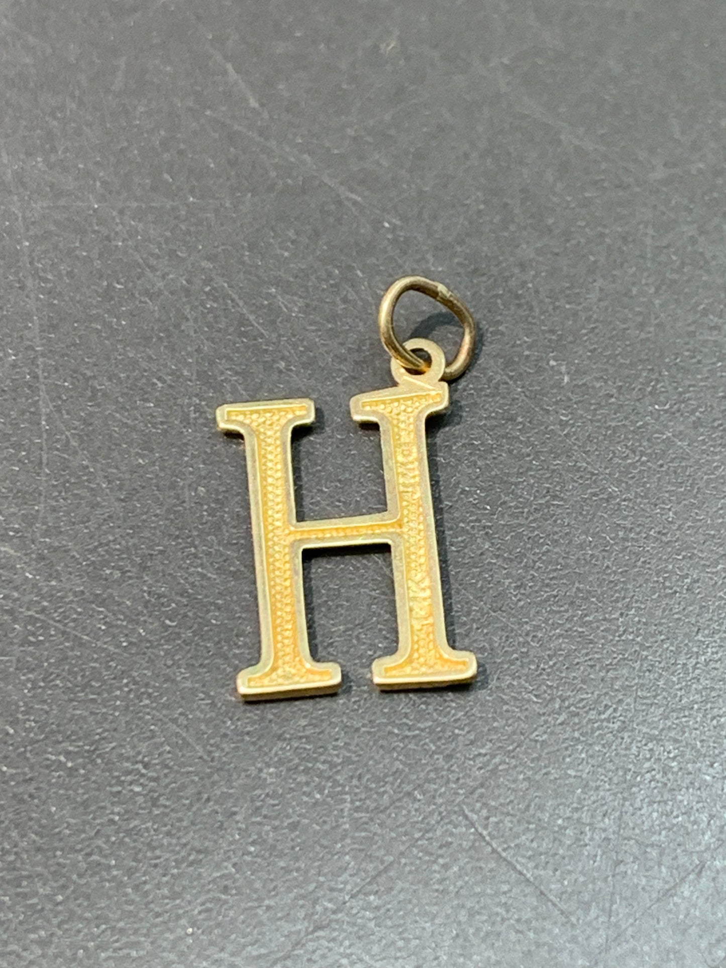 Breloque initiale « H » en or 14 carats