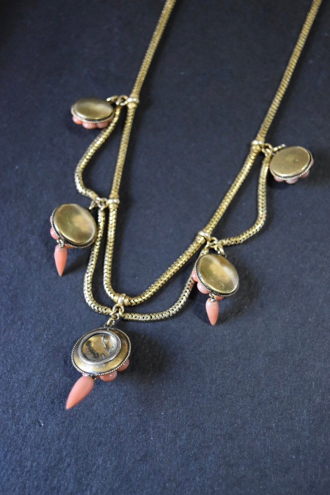 Collier feston victorien en or 15 carats avec corail naturel et diamants.