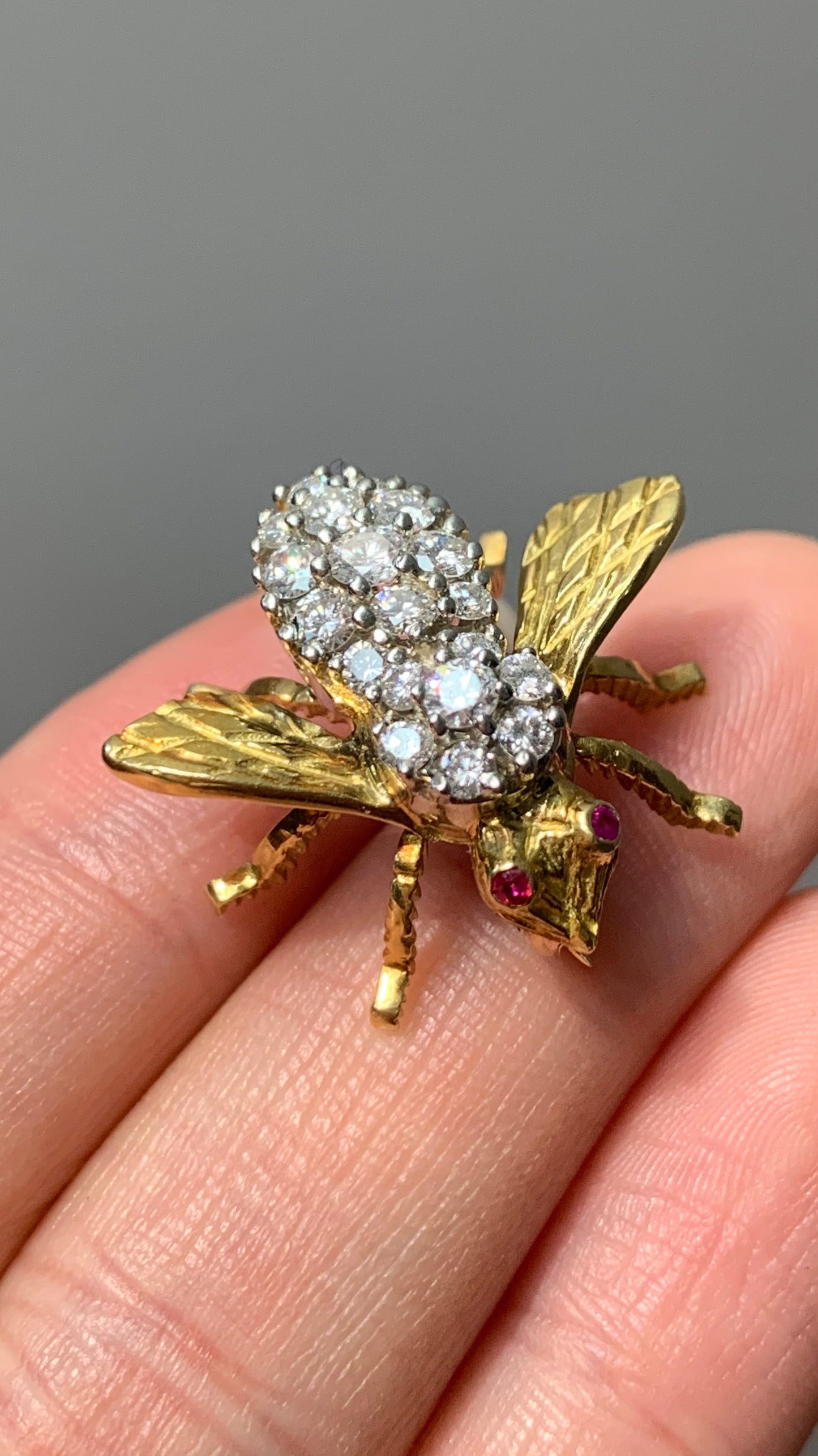 Brooch bee 2025
