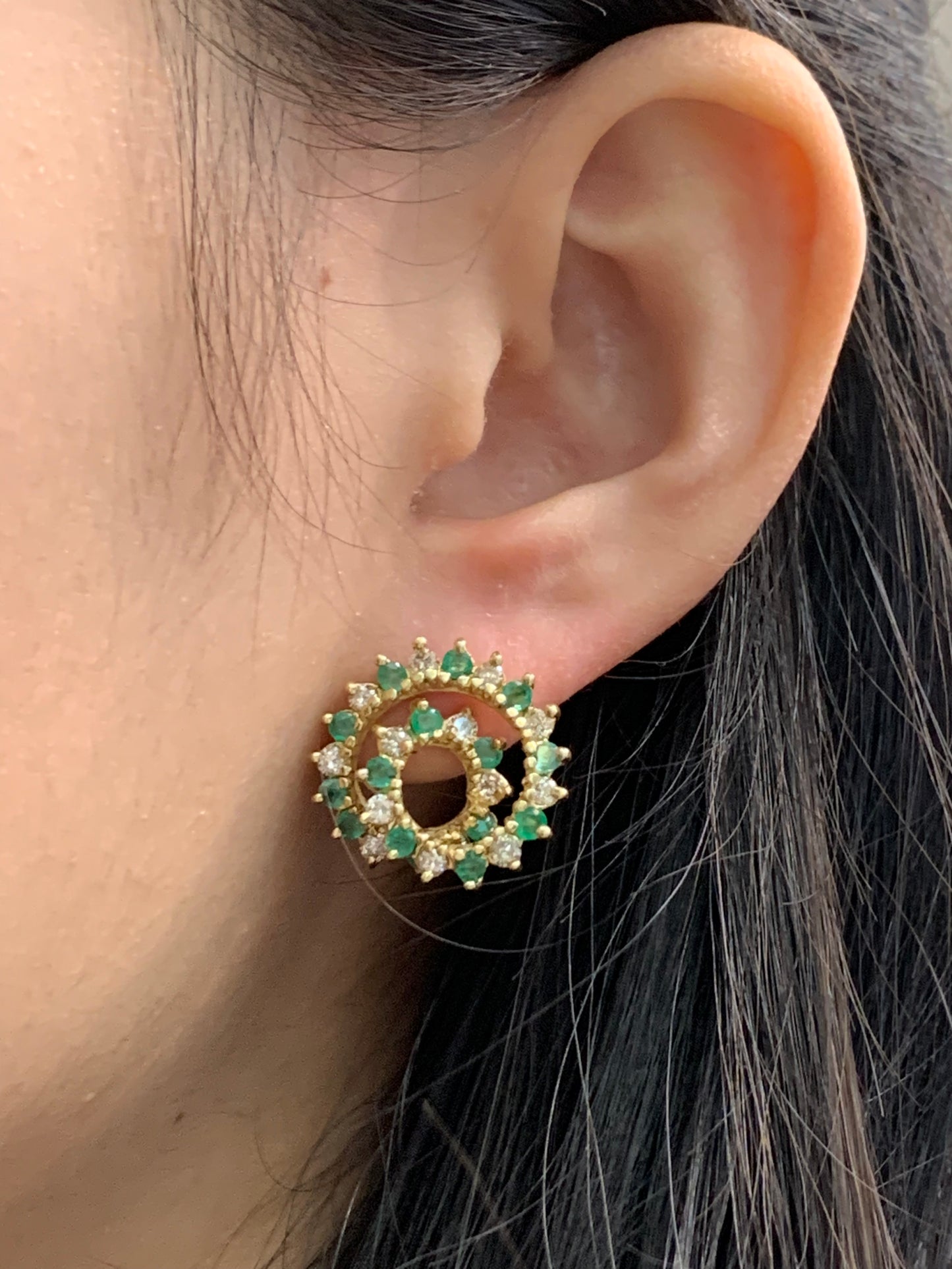 Boucle d'oreille vintage en or 14 carats avec émeraude et diamant en colimaçon