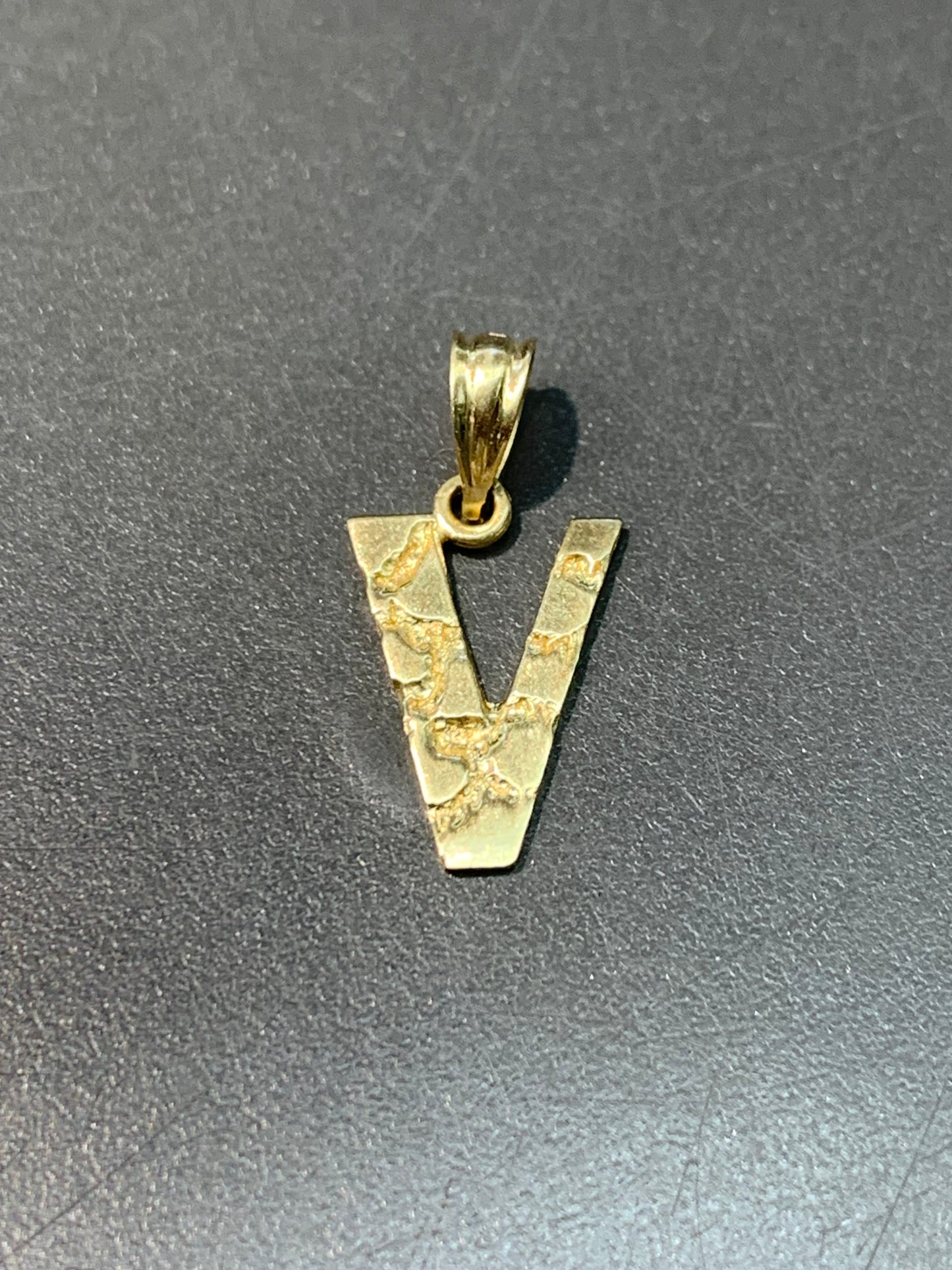 Pendentif à breloque initiale « V » en or 14 carats